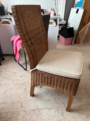 Licht eiken eettafel met 6 stoelen beschikbaar voor biedingen
