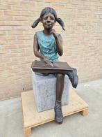 Bronzen meisje 1,1 m h zittend levensgroot! zwaar! 1/2 prijs, Tuin en Terras, Tuinbeelden, Nieuw, Overige materialen, Ophalen of Verzenden