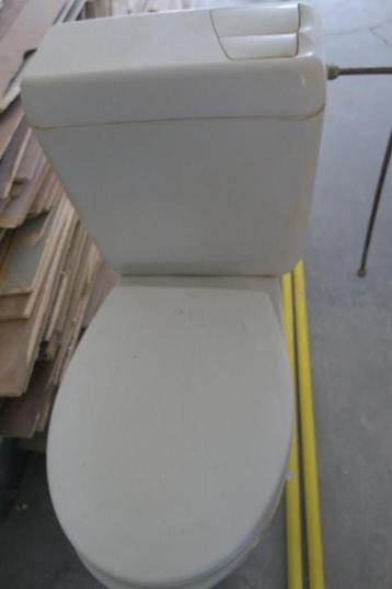 WC met automatische sluiting. beschikbaar voor biedingen