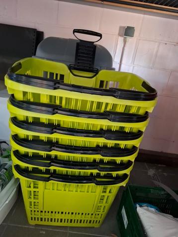 6 winkelmandjes op wielen – stapelbaar beschikbaar voor biedingen