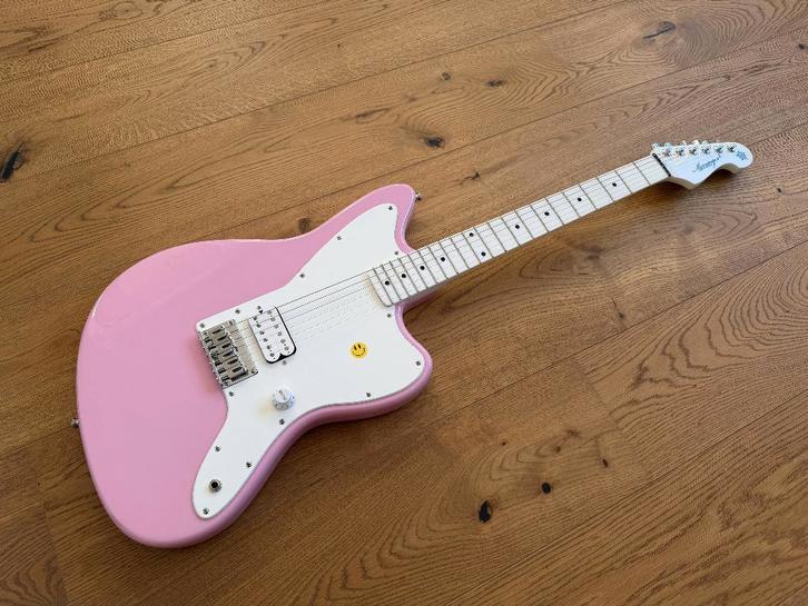 Mensinger Mopped (Jaguar/Jazzmaster) Pink - Tom Delonge, Muziek en Instrumenten, Snaarinstrumenten | Gitaren | Elektrisch, Zo goed als nieuw