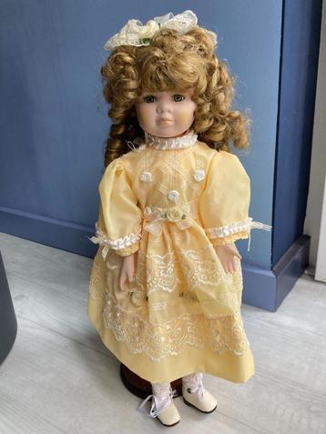 Porseleinen pop beschikbaar voor biedingen