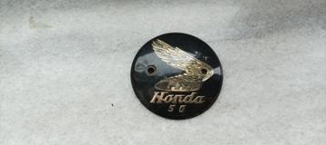 HONDA C50 ( +/- 1965) logo de la marque, plaquette plastic disponible aux enchères