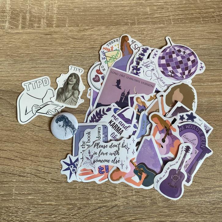 Épinglette à vêtements Taylor Swift, Collections, Broches, Pins & Badges, Neuf, Bouton, Autres sujets/thèmes, Enlèvement ou Envoi