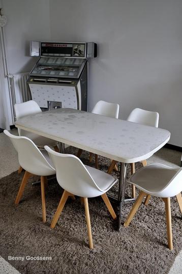 Vintage Space Age keukentafel in zeer mooie staat beschikbaar voor biedingen