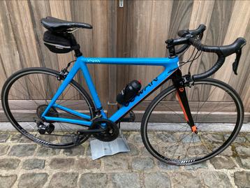 vélo de course bleu taille 56 avec cadre en carbone disponible aux enchères