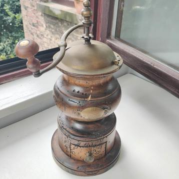 Gedraaide peperpot met walnoot, Italië 1900-1920 beschikbaar voor biedingen