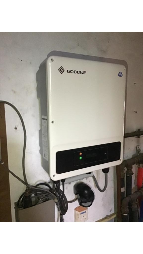 omvormer, Doe-het-zelf en Bouw, Zonnepanelen en Toebehoren, Zo goed als nieuw, Compleet systeem, 200 wattpiek of meer, Ophalen