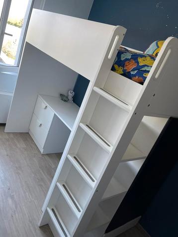 Lit mezzanine avec bureau et garde-robe beschikbaar voor biedingen