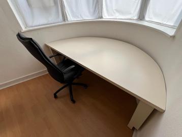 Tafel 217 B  x 100 D  x  75 H beschikbaar voor biedingen