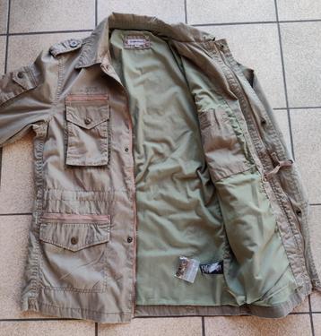 Nieuwe jas met veel zakken. beschikbaar voor biedingen