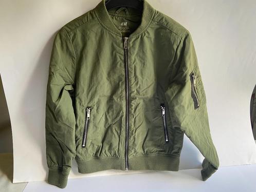 Jas (blouson): kakigroen, maat 134, merk H&M, Kinderen en Baby's, Kinderkleding | Kinder-kledingpakketten, Gebruikt, Maat 134