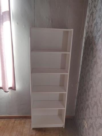 Boekenkast beschikbaar voor biedingen
