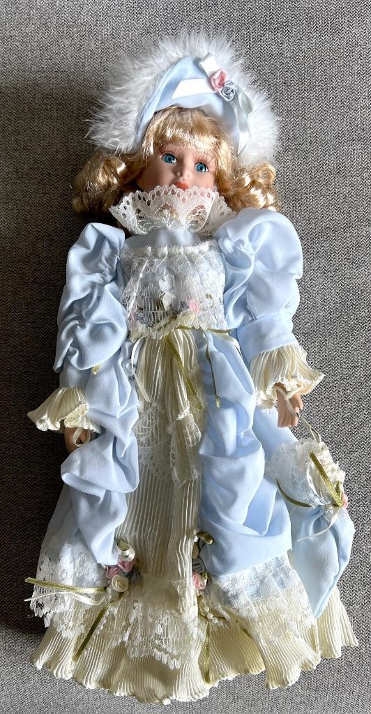 POUPÉE en Porcelaine /// H : 45 cm /// En Parfait État, Collections, Poupées, Comme neuf, Poupée, Enlèvement ou Envoi
