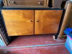 Vintage bruine houten kast met wat opknapwerk aan, Ophalen, 100 tot 150 cm, Vintage dressoir, Overige houtsoorten