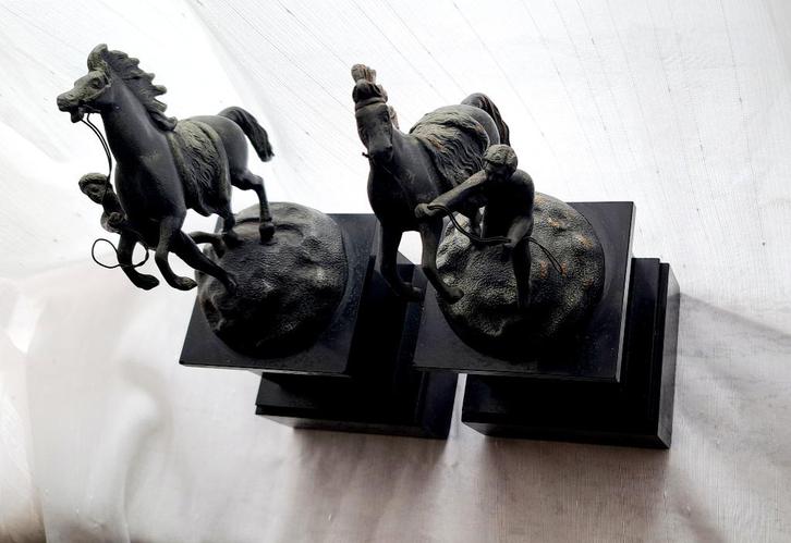 Set van 2 paarden beelden met hun verzorger, Antiek en Kunst, Kunst | Beelden en Houtsnijwerken, Ophalen