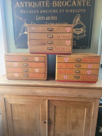 Oude kleine fourniturenmeubels (90€/p of 255€ voor 3) beschikbaar voor biedingen