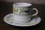 Mokkatasje met boord van geel en blauwe bloemen, Ophalen of Verzenden, Zo goed als nieuw, Porselein, Kop en/of schotel