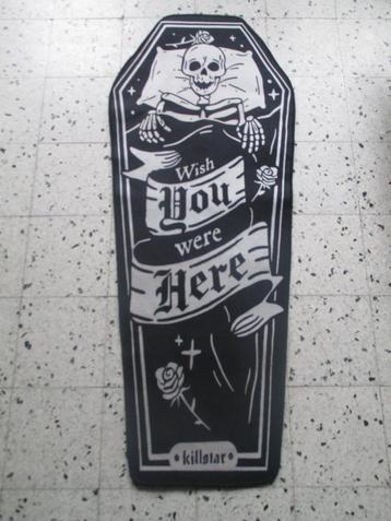 tapijt met skelet in doodskist van merk Killstar halloween beschikbaar voor biedingen