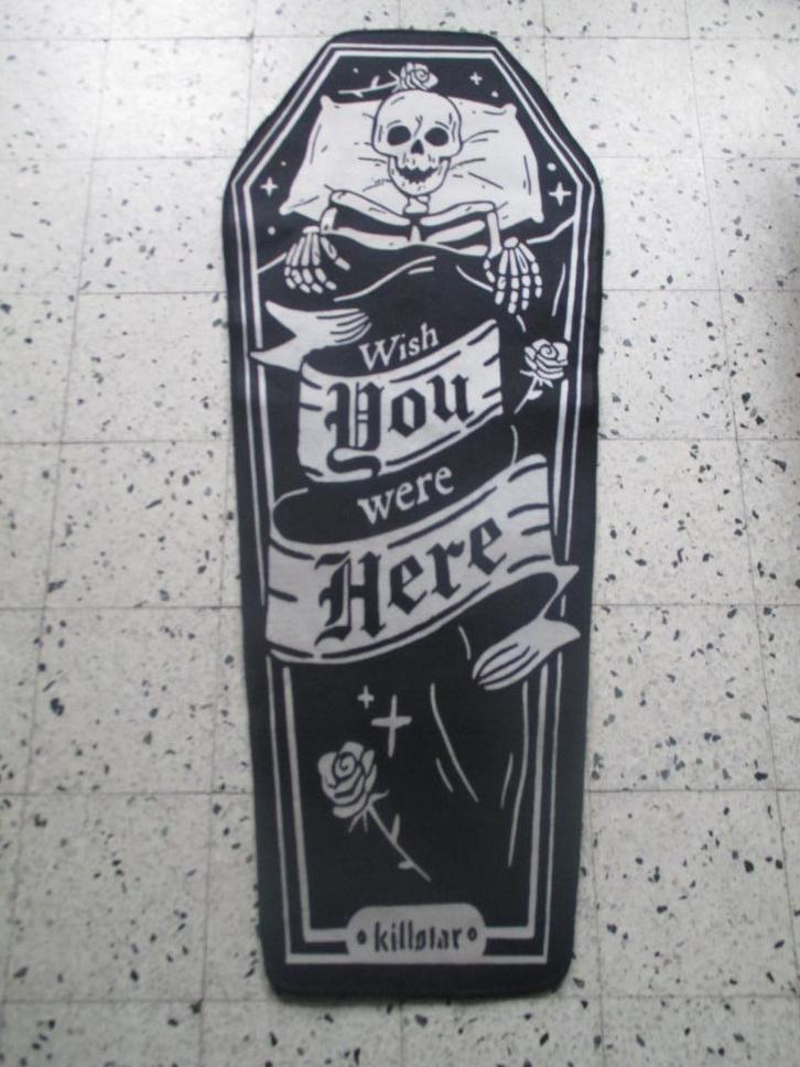 tapijt met skelet in doodskist van merk Killstar halloween, Hobby en Vrije tijd, Feestartikelen, Zo goed als nieuw, Overige typen