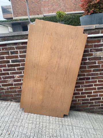 Houten tafel gratis beschikbaar voor biedingen