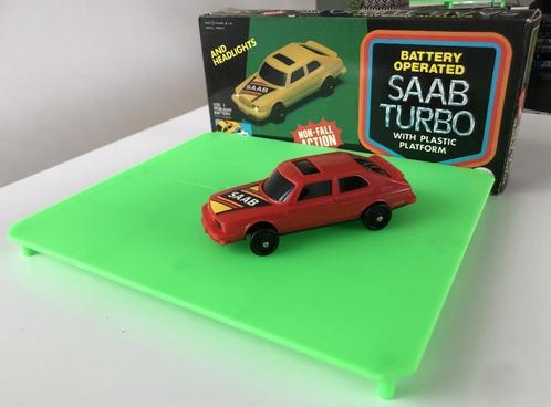 Lucky Saab 900 Red - Nieuw in doos, Hobby en Vrije tijd, Modelauto's | Overige schalen, Nieuw, Auto, Ophalen of Verzenden
