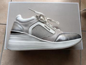 Nieuwe Tamaris leren damessneakers p38  beschikbaar voor biedingen