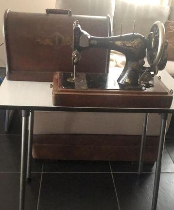 Antieke Singer naaimachine - aangedreven met de hand beschikbaar voor biedingen