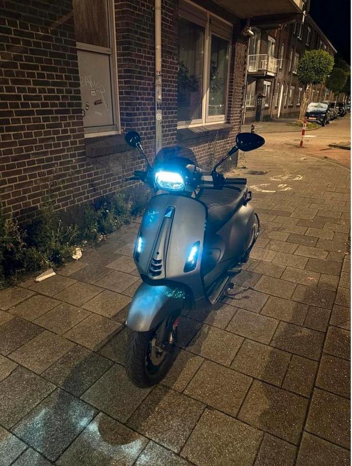Vespa sprint IGET a klasse, Fietsen en Brommers, Scooters | Vespa, Zo goed als nieuw, Ophalen