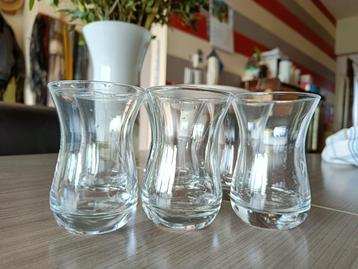 Theeglazen beschikbaar voor biedingen