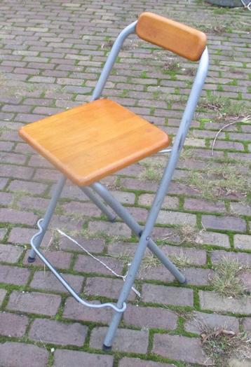 Leuke Inklapbare Barstoel in metaal en hout - 63cm hoog beschikbaar voor biedingen