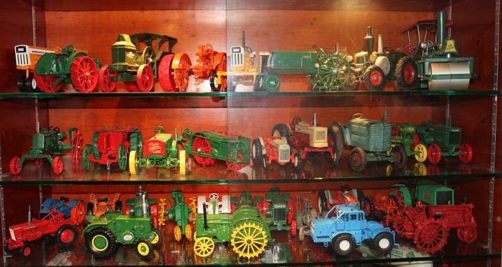 Verzameling schaalmodellen tractoren: maaidorsers, machines, Hobby en Vrije tijd, Modelauto's | Overige schalen, Zo goed als nieuw