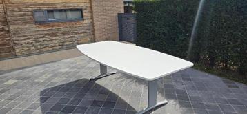 Vergadertafel  beschikbaar voor biedingen