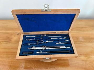 Set tekeninstrumenten beschikbaar voor biedingen