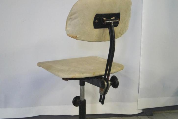 Oude ijzeren vintage bureau stoel met kalfsleer, Huis en Inrichting, Bureaustoelen, Gebruikt, Bureaustoel, Ophalen