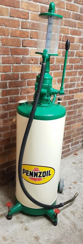 Retro benzinepomp beschikbaar voor biedingen