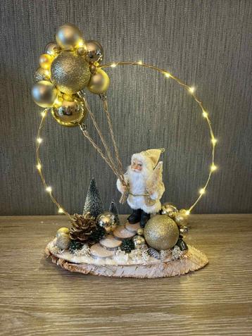 Nieuw !! kerststukje met gouden kerstman en ballonnen 30 €  beschikbaar voor biedingen
