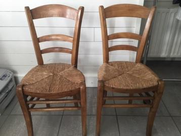 Houten stoelen met rieten zitting beschikbaar voor biedingen