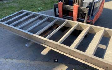 stalen trap zonder leuning beschikbaar voor biedingen