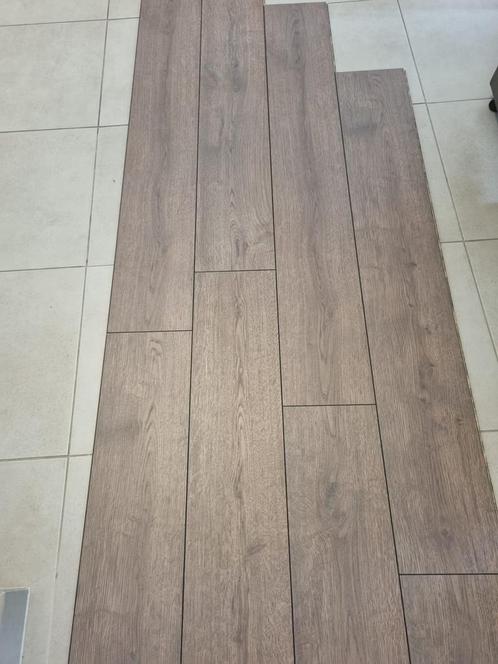 Parquet stratifié chêne brun 78m2  1 250 €, Doe-het-zelf en Bouw, Vloerdelen en Plavuizen, Nieuw, Laminaat, Hout, Ophalen