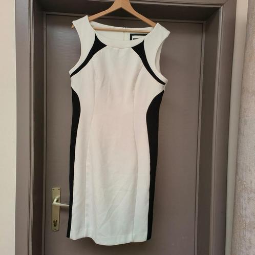 Wit/zwart mouwloos zomerjurkje (maat 42), Kleding | Dames, Jurken, Gedragen, Maat 42/44 (L), Wit, Knielengte, Ophalen