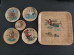 4+1 assiettes et plateau en bambou vintage différents 33cm, Antiquités & Art, Antiquités | Plateaux, Enlèvement ou Envoi