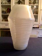 Mooie, witte, decoratieve vaas - 45 cm hoog, 30 cm breed, Ophalen, Zo goed als nieuw