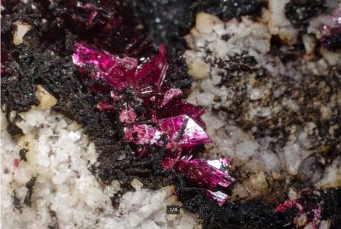 ERYTHRIEN kristallen op KWARTS matrix uit Bou Azzer, Marokko, Verzamelen, Mineralen en Fossielen, Mineraal, Ophalen of Verzenden