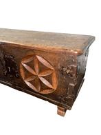 Coffre ancien en bois sculpté motifs géométriques XVIII/XIXᵉ, Enlèvement