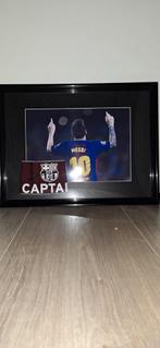 Brassard de capitaine encadré signé Lionel Messi avec coa, Comme neuf, Enlèvement ou Envoi