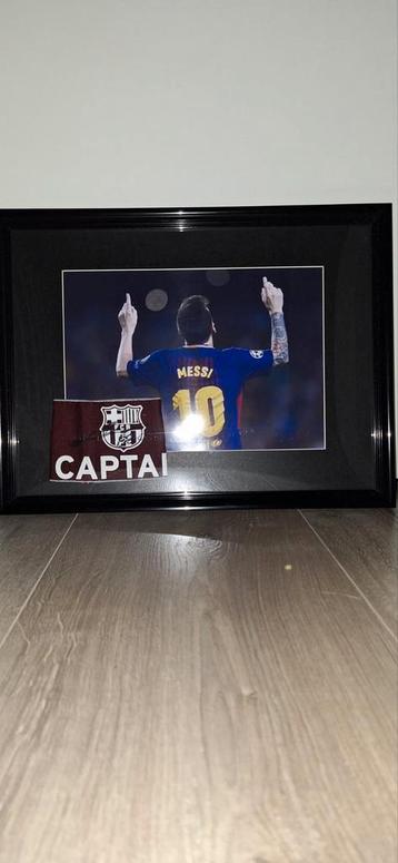 Brassard de capitaine encadré signé Lionel Messi avec coa 