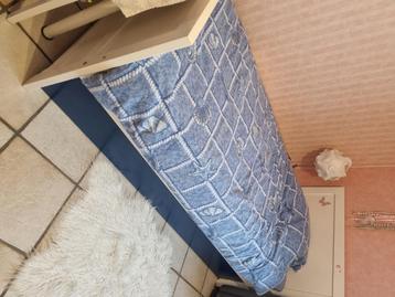 1 uitschuifbaar bed en 1 eenpersoonsbed beschikbaar voor biedingen