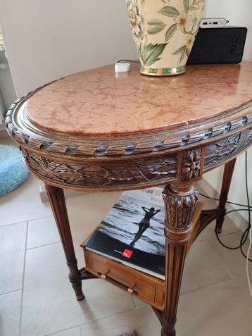 mooi gesculpteerd eiken/marmeren muurtafel beschikbaar voor biedingen