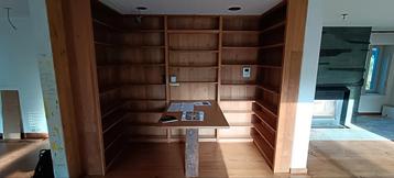 Bureau met bibliotheekkast beschikbaar voor biedingen